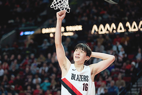 ◎ 拓荒者十六號楊瀚森為復仇火箭開心。(美聯社)