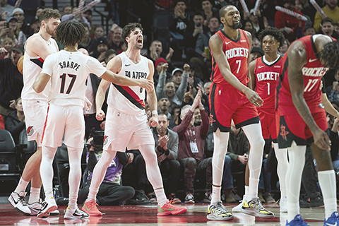 ◎ 火箭入反超球卻超時,拓荒者昨役保住一分勝果。(美聯社)