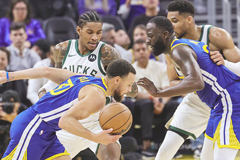 ◎ 居里(前)領軍七分之差打退公鹿。(新華社發)