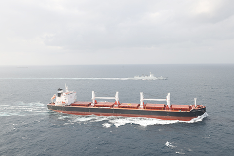 2025年1月24日,中國海軍包頭艦正在護航商船。(解放軍東部戰區海軍 供圖)