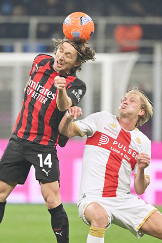 ◎ AC十四號老將摩特歷昨役十分賣力。(新華社發)