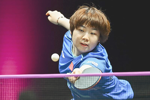 ◎ 一月九日,蒯曼回球。WTT多哈冠軍賽女子單打八分之一決賽中,中國選手蒯曼三比一戰勝日本選手早田希娜,晉級八強。(新華社發 尼庫攝)