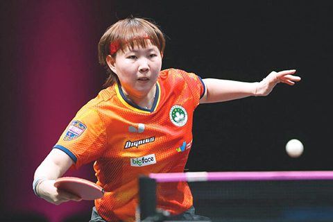 ◎ 朱雨玲昨在多哈淘汰賽王藝迪。(世界乒聯圖)