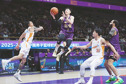 ◎ 一月十二日,CBA常規賽比賽中,北京控股隊主場九十四比九十一戰勝福建晉江文旅隊。圖為北京控股隊廖三寧(上)上籃。(中新社記者 韓海丹 攝)