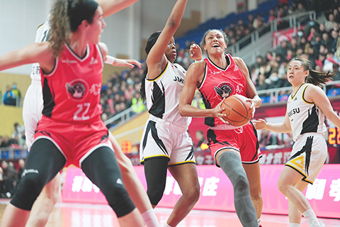 ◎ 一月十二日,武漢盛帆黃鶴隊球員奧利維耶(紅衣)上籃。中國女子籃球聯賽(WCBA)常規賽第十五輪比賽中,武漢盛帆黃鶴隊主場以七十四比七十七負於江蘇南鋼隊。(中新社記者 張暢 攝)