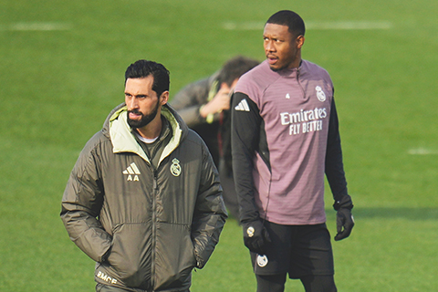 ◎ 艾比路亞(左)昨日立即上任指導皇馬操練。(美聯社)