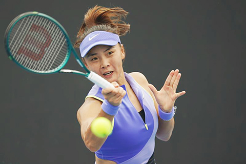 ◎ 一月十三日,袁悅在比賽中回球。澳大利亞網球公開賽女子單打資格賽首輪比賽中,中國選手袁悅二比一戰勝美國選手基里科,晉級第二輪。(新華社發 王申 攝)