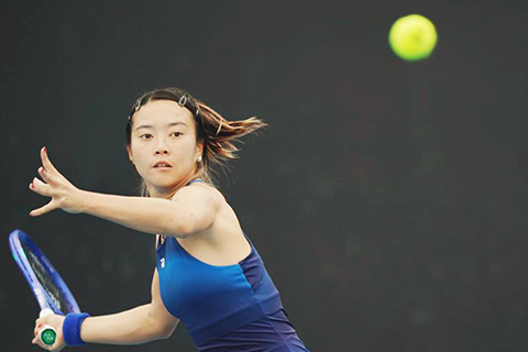 ◎ 一月十三日,馬燁欣在比賽中回球。澳大利亞網球公開賽女子單打資格賽首輪比賽中,中國選手馬燁欣二比0戰勝美國選手勒普琴科,晉級第二輪。(新華社發 王申 攝)