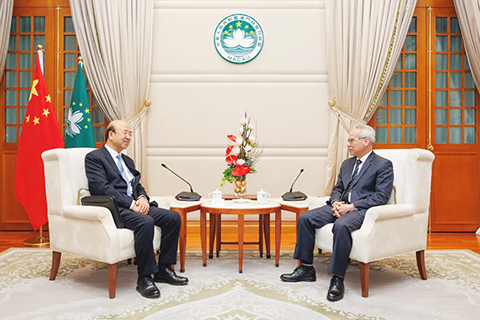 ◎ 劉顯法特派員近日向特區行政長官岑浩輝辭行。