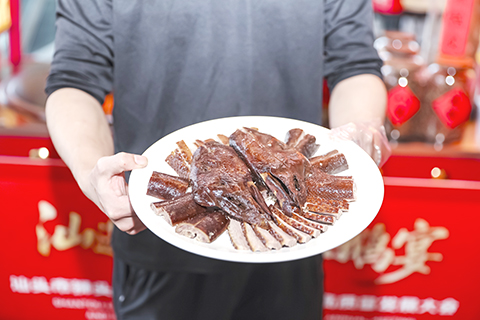 汕頭鹵獅頭鵝肉展示。(林大森 攝)