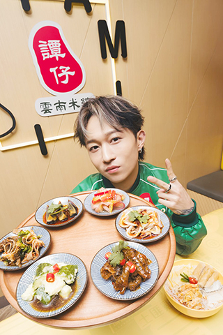 ◎ 冠軍王偉俊率先試食。