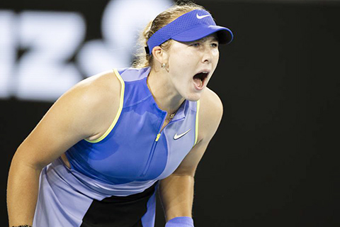 ◎ 一月二十一日,安德列娃在比賽中慶祝得分。澳大利亞網球公開賽女單第二輪比賽中,俄羅斯選手安德列娃二比0戰勝希臘選手莎卡里,晉級下一輪。(新華社發 胡涇辰攝)