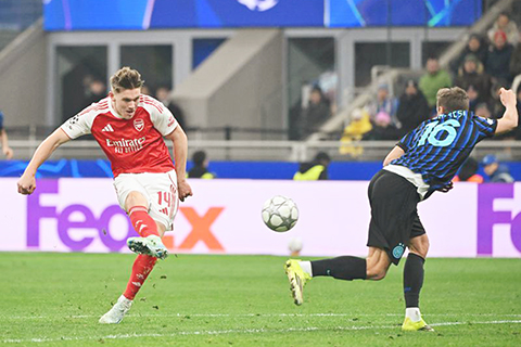 ◎ 約基利基(左)為阿仙奴建功,三比一,在歐冠客勝國米。(新華社發)