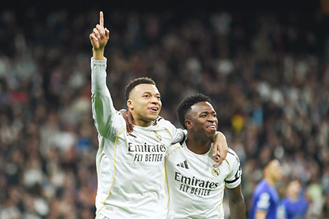 ◎ 雲尼斯奧斯(右)昨役參與製造四球,麥巴比(左)梅開二度,皇馬六比一戰勝摩納哥。(新華社發)