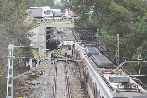 ◎ 西班牙東北部加泰羅尼亞自治區近郊鐵路線一月二十日晚發生兩起脫軌事故。據報道,其中一起事故發生在巴塞隆拿省赫利達鎮附近。鐵道旁的擋土牆在一列通勤列車經過時突然倒塌,造成列車脫軌,車頭駕駛室受損。圖為二十一日在西班牙巴塞隆拿省赫利達鎮附近拍攝的列車脫軌事故現場。(新華社發 胡安.哥薩 攝)