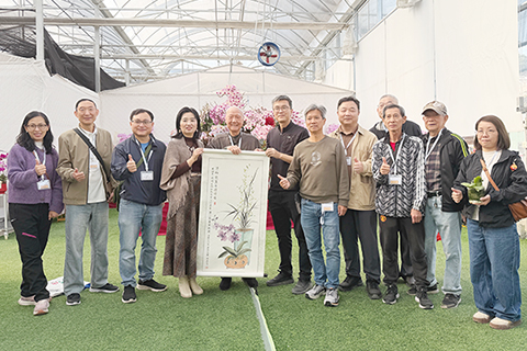 ◎ 澳蘭藝會向悅順蘭花基地送贈蘭畫。