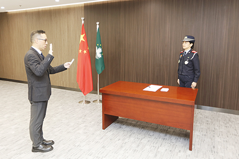 ◎ 在劉運嫦局長監誓下蔡永興廳長宣誓。