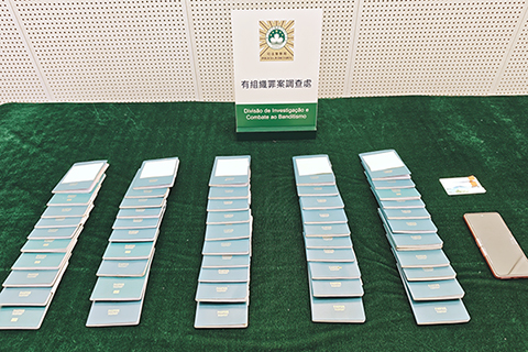 ◎ 行動中檢獲的護照及外僱證。