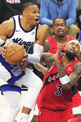 ◎ 白衣帝王隊韋斯博克搶得籃板球,昨役不敵客軍速龍。(新華社發)