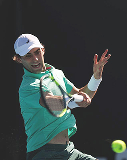 ◎ 一月二十二日,斯皮茲里回球。澳大利亞網球公開賽男單第二輪比賽中,中國選手吳易昺二比三不敵美國選手斯皮茲里,無緣下一輪。(新華社記者 馬平 攝)