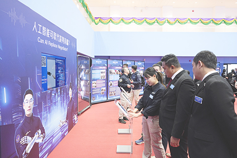 ◎ 一月二十二日,香港特區政府警務處舉辦「香港警察談判組成立五十周年發展研討會暨展覽會」。圖為警察談判組人員向參加者介紹展覽內容。(香港特區政府新聞處供圖)