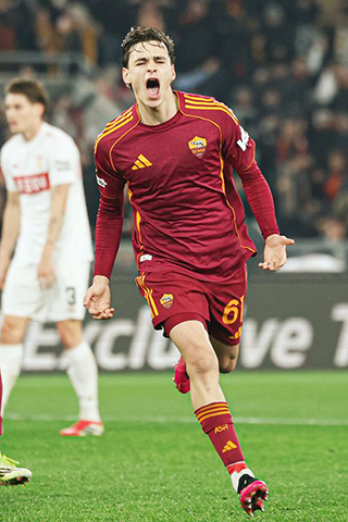 ◎ 一月二十二日,梅開二度的羅馬隊比斯利慶祝首粒進球。意甲羅馬隊主場二比0戰勝德甲史特加隊。(新華社記者 李京 攝)