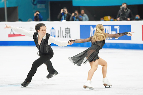◎ 一月二十三日,美國組合埃米莉亞.津加斯/瓦迪姆.科列斯尼克(左)在冰舞自由舞比賽中。最終,他們獲得冰上舞蹈項目冠軍。國際滑聯四大洲花樣滑冰錦標賽冰上舞蹈比賽在北京國家體育館舉行。(新華社記者謝晗 攝)