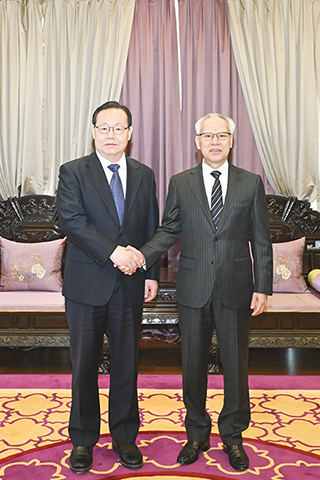 ◎ 行政長官岑浩輝與全國政協副主席、中國致公黨中央主席蔣作君合影。