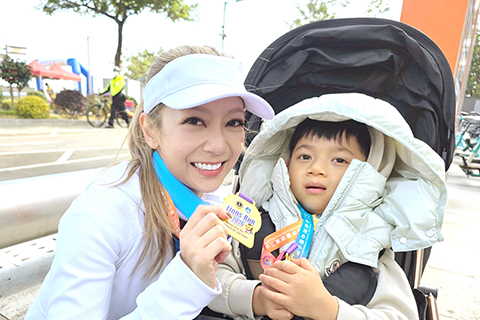 ◎ 何雁詩與囝囝參加三公里慈善跑。