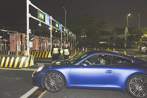 ◎ 二0二五年十二月廿三日凌晨,「粵車南下」首批駛入香港市區的車輛在港珠澳大橋珠海公路口岸順利通關。當日,「粵車南下」入境香港市區正式實施,大灣區互聯互通再進一步。(中新社發林昌鋒 攝)