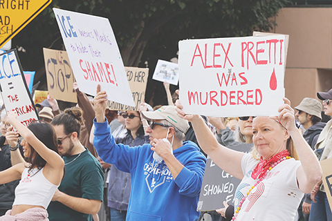 ◎ 一月二十五日,一場冬季風暴襲擊美國紐約,導致鐵路和渡輪服務減少,當地景區關閉,學校改為遠程上課。圖為當日,在美國紐約,人們推動陷在雪中的汽車。(新華社記者 張鳳國 攝)