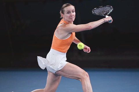 ◎ 1月27日,斯維杜蓮娜回球。澳大利亞網球公開賽女單四分之一決賽中,烏克蘭選手斯維杜蓮娜2比0戰勝美國選手歌芙,晉級四強。(新華社發 王申攝)