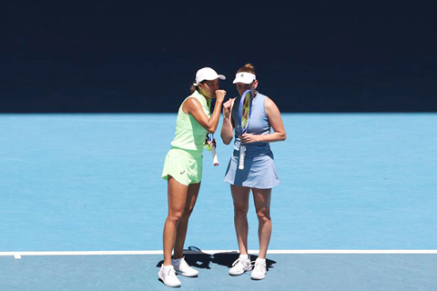 ◎ 1月27日,張帥(左)/梅頓絲在比賽中交流。澳大利亞網球公開賽女雙第三輪比賽中,張帥(中國)/梅頓絲(比利時)2比0戰勝美國組合巴普蒂斯特/斯特恩斯,晉級八強。(新華社記者 馬平 攝)