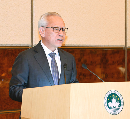 ◎ 行政長官岑浩輝在宴請本地中文傳媒負責人時致辭。