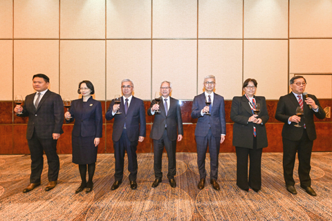 ◎ 行政長官岑浩輝率領一眾官員在席間向本地中文傳媒負責人祝酒。