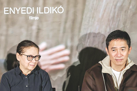 ◎ 1月26日,在匈牙利布達佩斯,電影《寂靜的朋友》導演伊爾迪科(左)和主演梁朝偉出席新聞發佈會。電影《寂靜的朋友》在匈牙利布達佩斯首映。(新華社發)