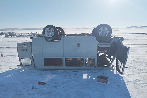 ◎ 這輛載有遊客的汽車1月28日在俄羅斯貝加爾湖冰面上翻車,導致一名中國籍遊客死亡。圖為當日在俄羅斯貝加爾湖拍攝的事故車輛。(新華社發 俄羅斯伊爾庫茨克州內務總局供圖)