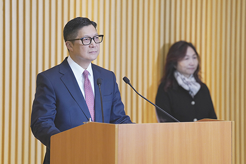◎ 一月三十日,保安局局長鄧炳強和撲滅罪行委員會委員歐楚筠會見傳媒時表示,香港去年首十一個月整體罪案八萬一千七百卅一宗,按年跌百分之五點八,當中爆竊案、傷人及嚴重毆打案等創新低。圖為保安局局長鄧炳強發言。(香港中通社記者陳奕啟 攝)