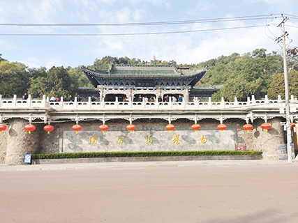 依稀可見白塔山公園上的白塔