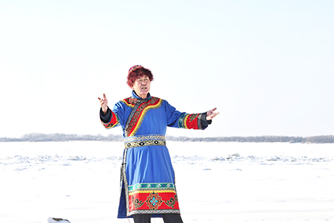 2025年12月25日,赫哲族伊瑪堪國家級非遺代表性傳承人吳寶臣在黑龍江邊傳唱伊瑪堪。(劉萬平 攝)