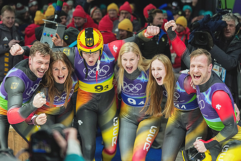 ◎ 2月12日晚,冬奧會雪橇團體接力賽在科爾蒂納滑行中心舉行。德國隊以3分41秒672的成績打破賽道紀錄奪得金牌,並實現在冬奧會該項目上的四連冠。圖為德國隊在賽後合影。(中新社記者 崔楠 攝)