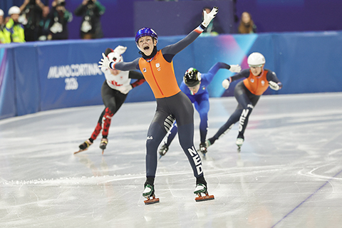 ◎ 2月12日,在意大利米蘭舉行的冬奧會短道速滑女子500米A組決賽中,荷蘭選手桑德拉·貝爾塞伯(前)以41秒609的成績奪冠。(中新社記者 蔣啟明 攝)