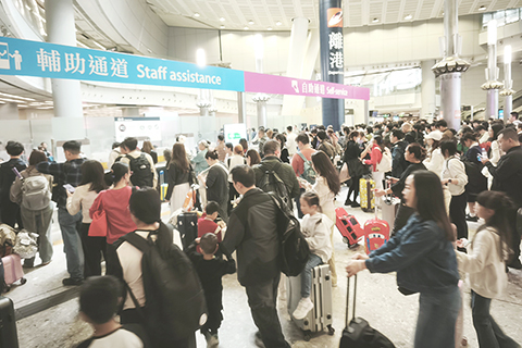 ◎ 二月十三日,臨近農曆春節,香港西九龍高鐵站進入春運高峰期。有大批市民準備南來北往返鄉過年。根據香港入境事務處及政府新聞公報的最新預測,二0二六年農曆新年假期間(二月十五日至二月廿三日),香港預計將有約一千一百卅八萬人次出入境。(香港中通社圖片)