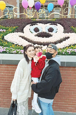 ◎ 林峯一家三口日前亮相遊樂場。