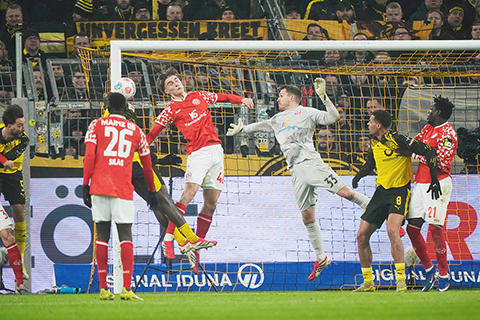 ◎ 德甲昨晨多蒙特迎硬仗,客軍緬恩斯門將巴特斯一次成功救險,不過整場還是捧四蛋歸。另外,拜仁戰至今晨一仗,三比0客勝不萊梅。(美聯社)