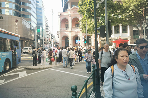 ◎ 不少旅客來澳購買年貨。