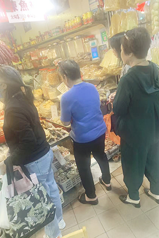 ◎ 不少市民到海味店購買過年食材。
