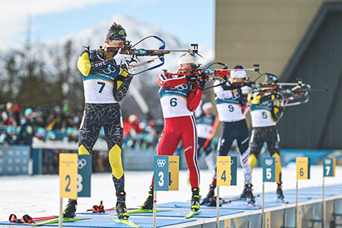 ◎ 2月15日,瑞典選手蓬西盧奧馬(左一)在比賽中。最終,他獲得冠軍。冬奧會冬季兩項男子12.5公里追逐賽在意大利安泰塞爾瓦舉行。(新華社記者 江漢 攝)