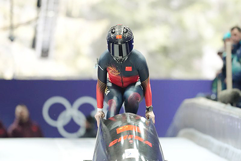 ◎ 2月15日,中國選手應清在第二輪比賽中。冬奧會雪車項目女子單人賽在意大利科爾蒂納舉行。(新華社記者 李鋼 攝)