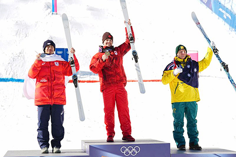 ◎ 2月15日,冠軍加拿大選手金斯伯里(中)、亞軍日本選手堀島行真(左)和季軍澳大利亞選手格雷厄姆在頒獎儀式上。冬奧會自由式滑雪男子雙人雪上技巧決賽在意大利利維尼奧舉行。(新華社記者 鄔惠我 攝)